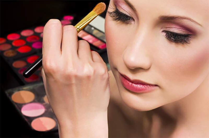Các Bước Trang Điểm Dự Tiệc Tối Lộng Lẫy Cuốn Hút 3 Thợ trang điểm tiếng Anh là gì? Công việc của Makeup Artist