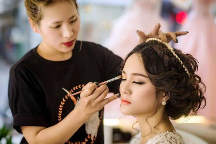 10+ Cách Tìm Kiếm Khách Hàng Nghề Trang Điểm Hiệu Quả 12 Thợ trang điểm tiếng Anh là gì? Công việc của Makeup Artist
