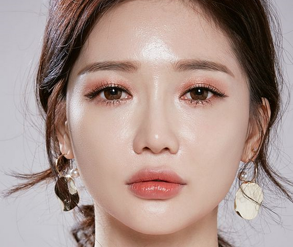 Cách Vệ Sinh Cọ Và Mút Trang Điểm Đúng Chuẩn Nhất 9 7 Kỹ thuật trang điểm Hàn quốc cho những cô nàng mắt một mí