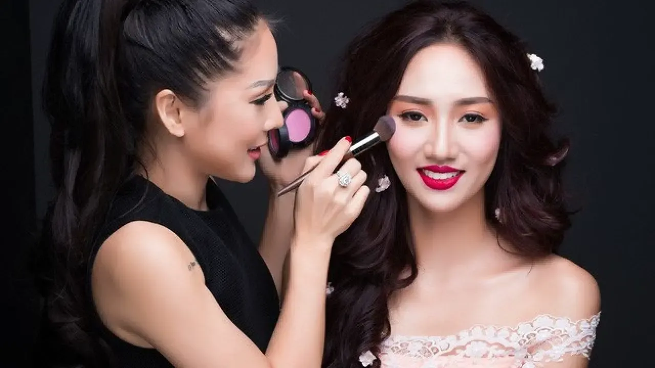 Cách Che Khuyết Điểm Thâm Mắt Và Mụn Chuyên Nghiệp 10 Makeup Artist là gì? Làm thế nào trở thành Makeup Artist chuyên nghiệp?