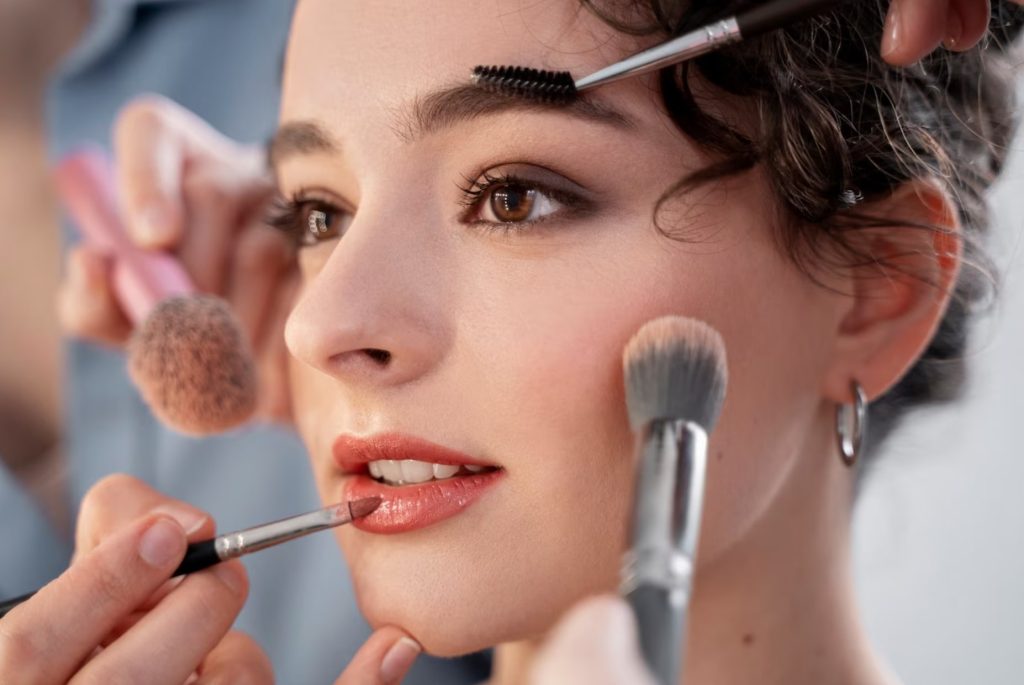 Cách Che Khuyết Điểm Thâm Mắt Và Mụn Chuyên Nghiệp 8 Makeup Artist Là Gì? Nghề Trang Điểm Có Dễ Xin Việc Không? - Glints Vietnam Blog