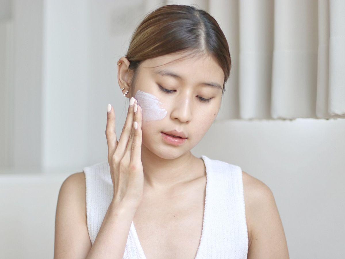 Bí Quyết Dùng Xịt Khoáng Và Xịt Khóa Nền Đúng Cách 11 Hướng dẫn các cách makeup Hàn Quốc tự nhiên dành cho newbie