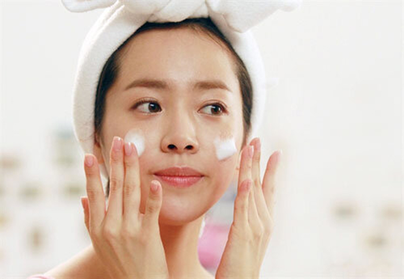 Bí Quyết Dùng Xịt Khoáng Và Xịt Khóa Nền Đúng Cách 9 Cách Trang Điểm Kiểu Hàn Quốc Nhẹ Nhàng Thích Hợp Cho Nàng Công Sở