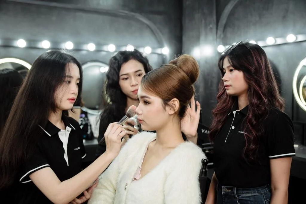 Khóa Học Trang Điểm Cá Nhân Chuyên Sâu Để Mở Tiệm 18 Học Trang Điểm Cô Dâu Thành Công Và "Hái Ra Tiền" Có Dễ? - Vanmiu Beauty